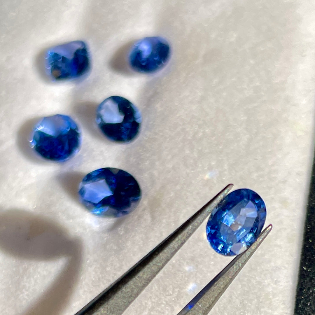 Ceylon sapphire parcel of 6 7.15 tow 5 oval 1 cushion. Eye clean, royal blue 