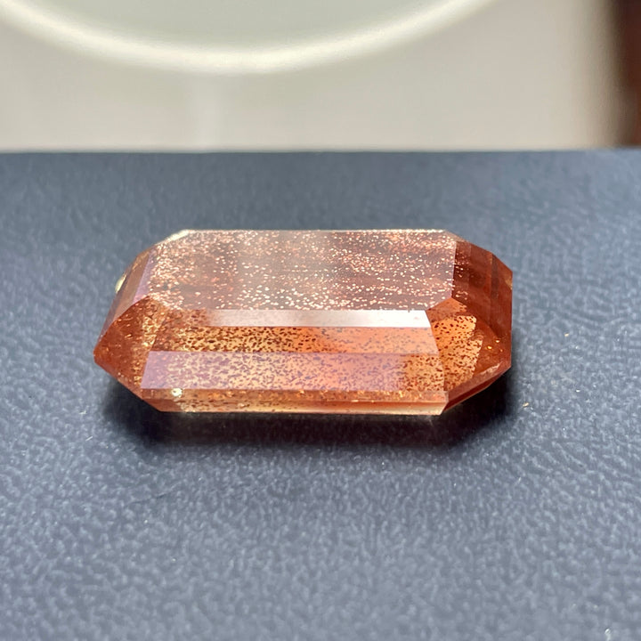 Oregon Sunstone, 26.15 ct., Golden orange with copper schiller