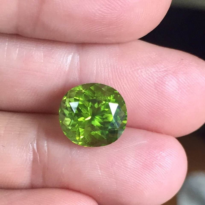 Peridot, 5.75 Ct. Extraordinary Burmese, Parrot Green, TOP Quality, Oval Cut, VVS