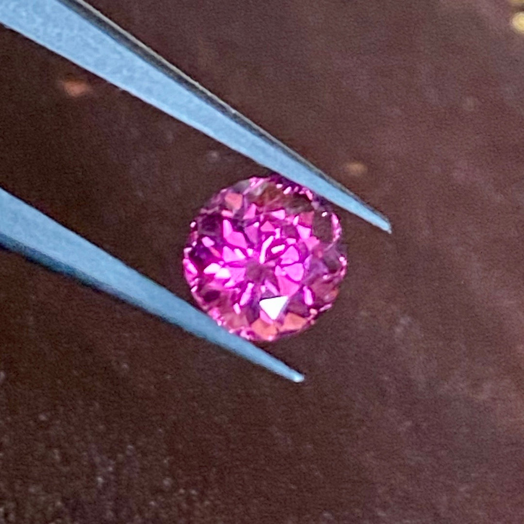 Malaya Garnet, 1.42 ct. Round Brilliant, Purplish Pink, VVS