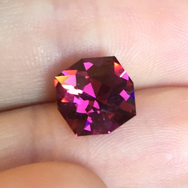 Malaya Garnet, 3.26 ct. Pyralspite, VVS, Color-Shift - Imperial Pink to Reddish Orange, Malaia