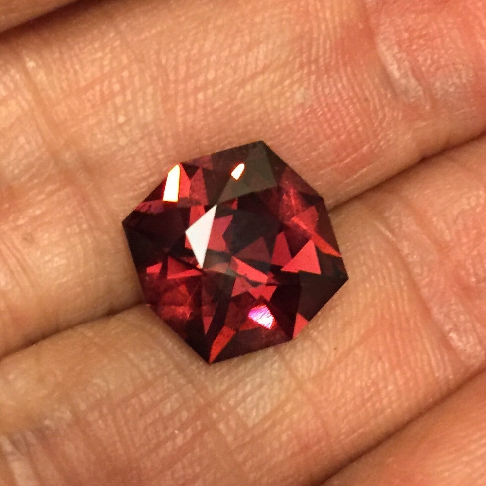 5.23 ct. Pyralspite. Malaya Garnet, Purplish Pink, Octagon Master-Cut In United States.