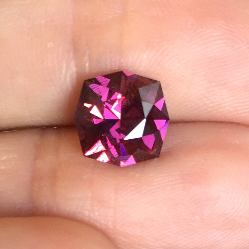 Pyralspite, Malaya Garnet, 3.26 ct. VVS, Color-Shift - Imperial Pink to Reddish Orange, Malaia