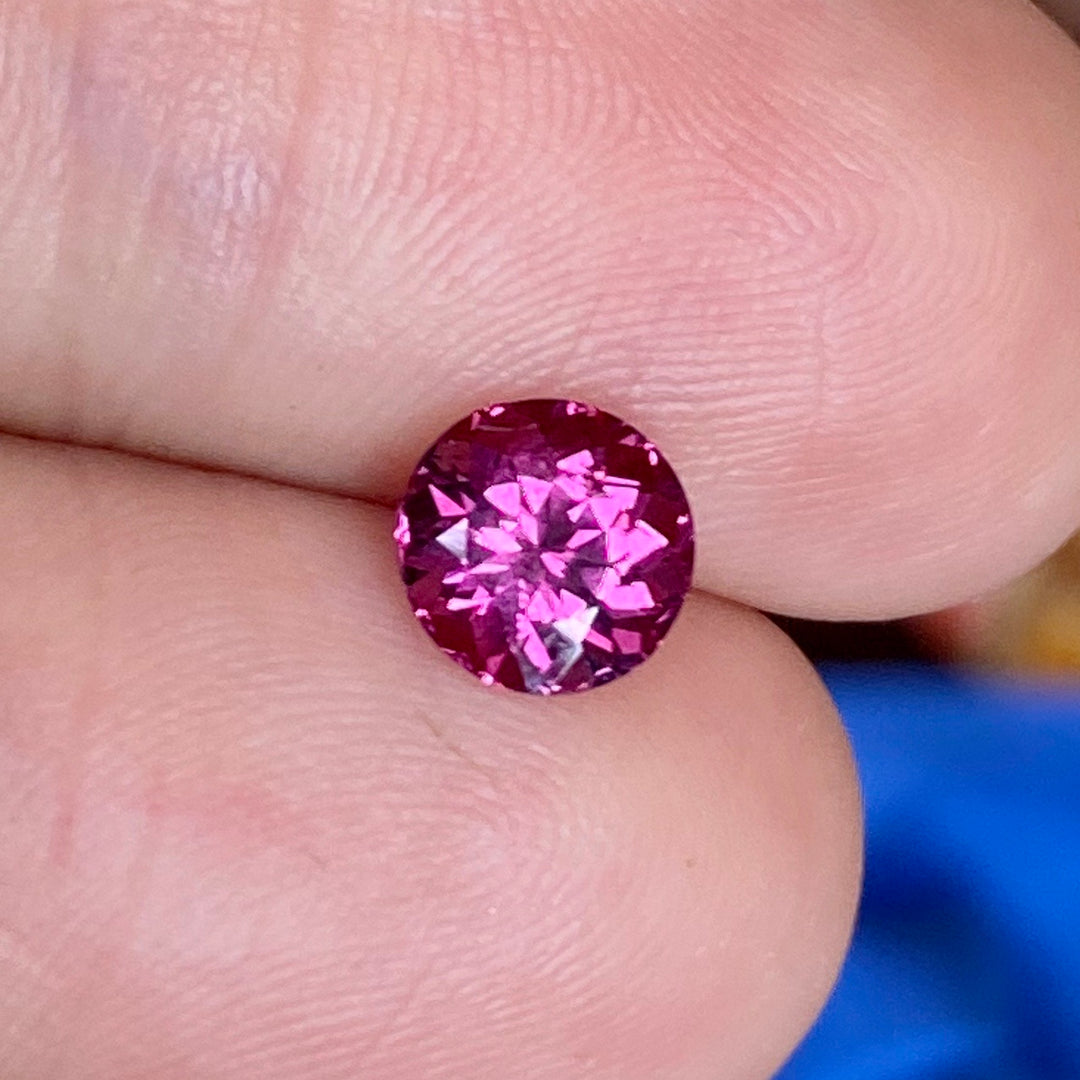 Malaya Garnet, 1.42 ct. Round Brilliant, Purplish Pink, VVS