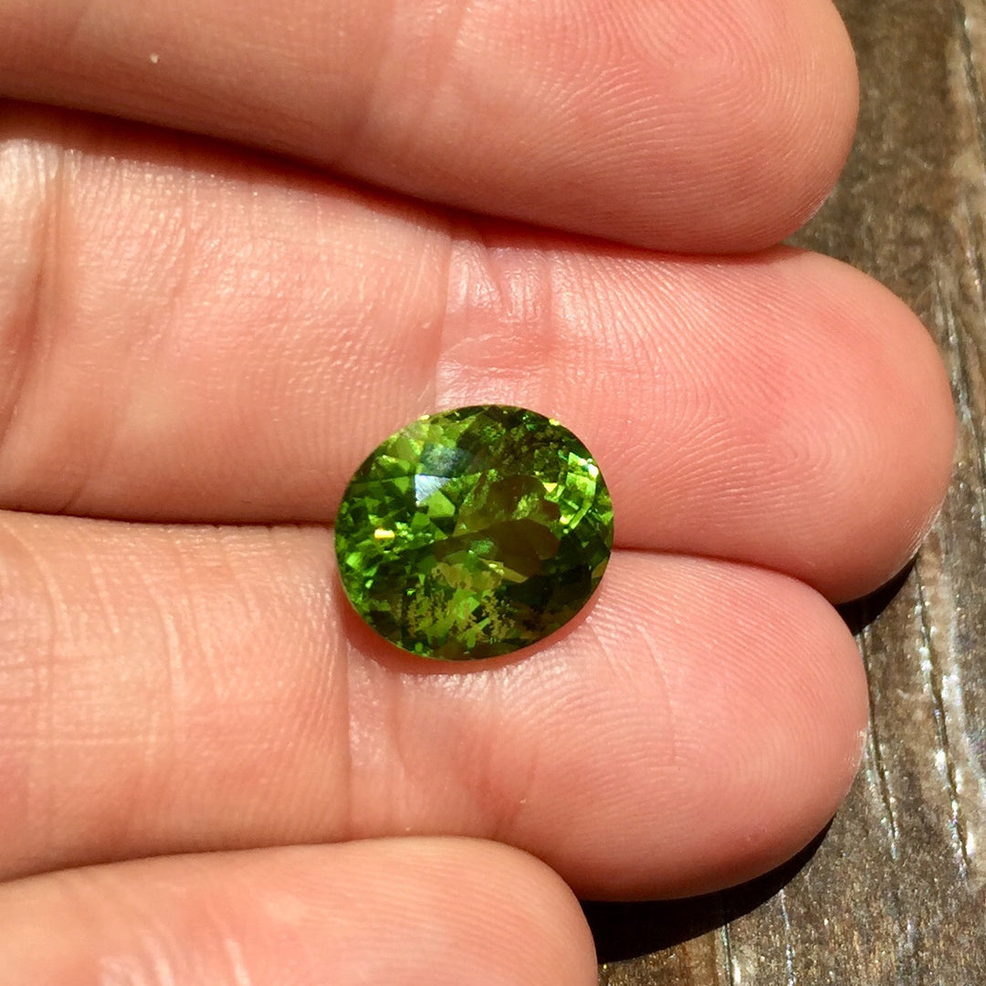 Peridot, 5.75 Ct. Burmese, Intense Parrot Green, TOP Quality, Oval Cut, VVS