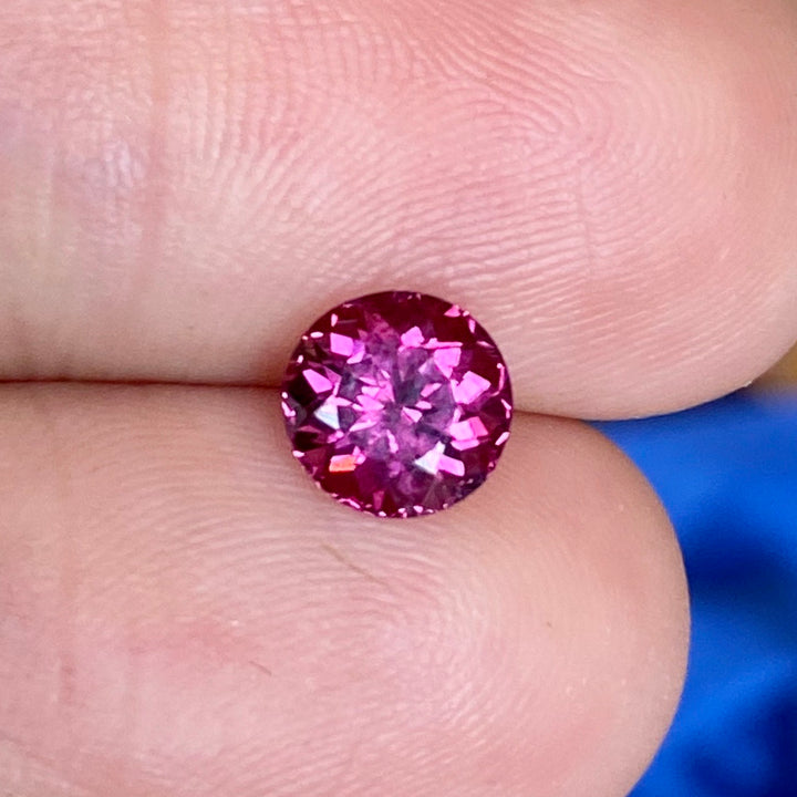 Malaya Garnet, 1.42 ct. Round Brilliant, Purplish Pink, VVS